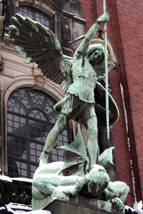 Erzengel_Michael-Statue_über_dem_Portal_der_St._Michaeliskirche_Hamburg